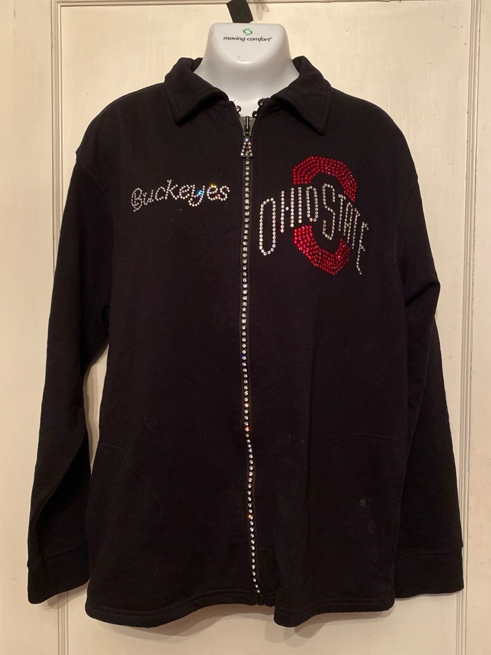 ! This black fleece Ohio State Buckeyes full-zip jacket features sparkling rhine